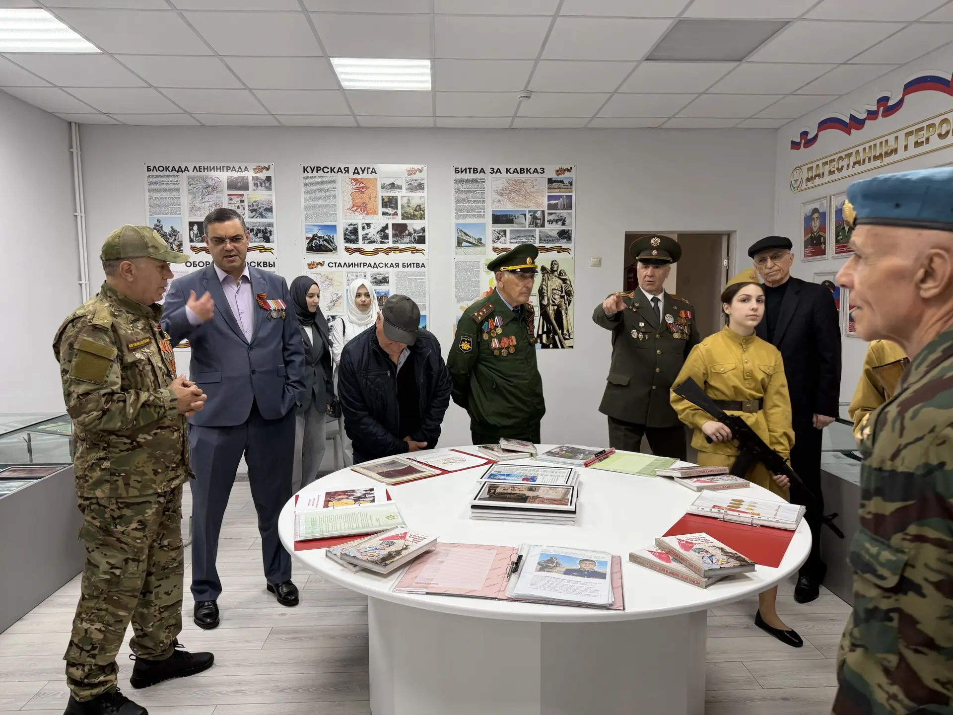 📢 Продолжение визита: гости в школьном музее  Сегодня почётные  гости церемонии возложения цветов по