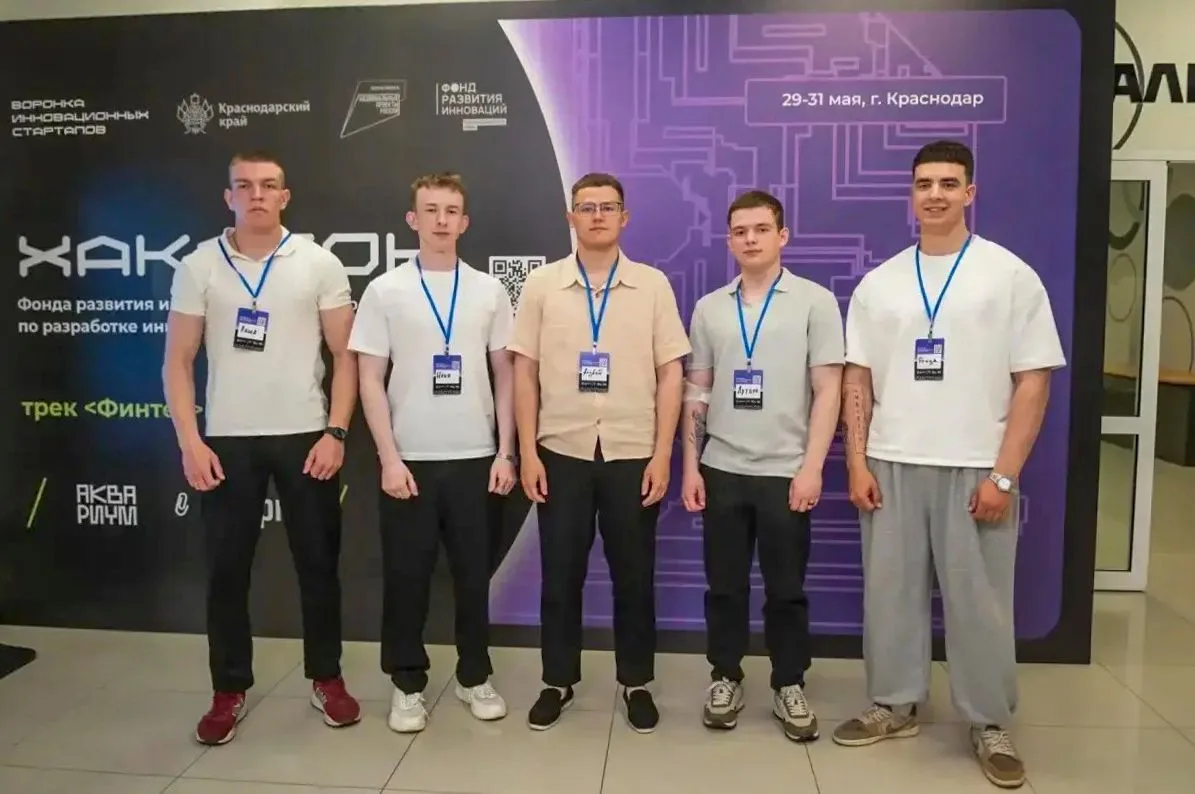 🤖За 48 часов — от идеи до готового ИИ-сервиса

Курсанты университета, обучающиеся по специальности 