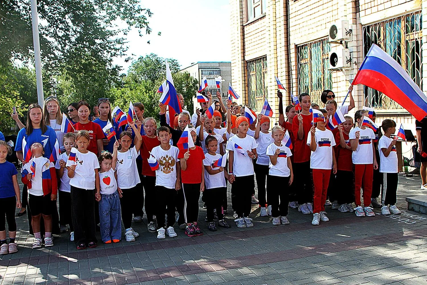 Мероприятия к Дню флага на площади Фомичева