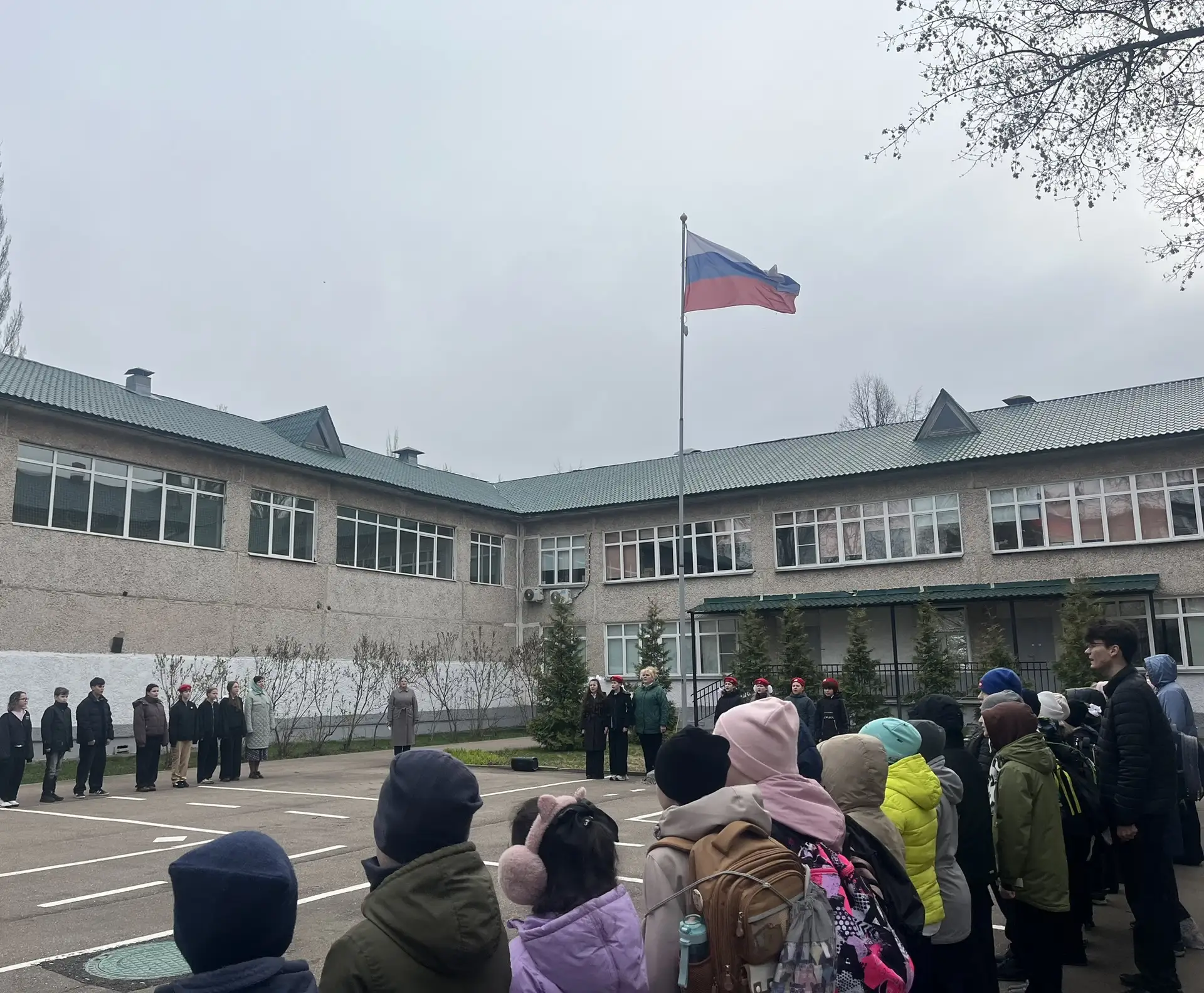 🇷🇺Церемония поднятия Государственного флага Российской Федерации  Традиционно начинаем учебную недел