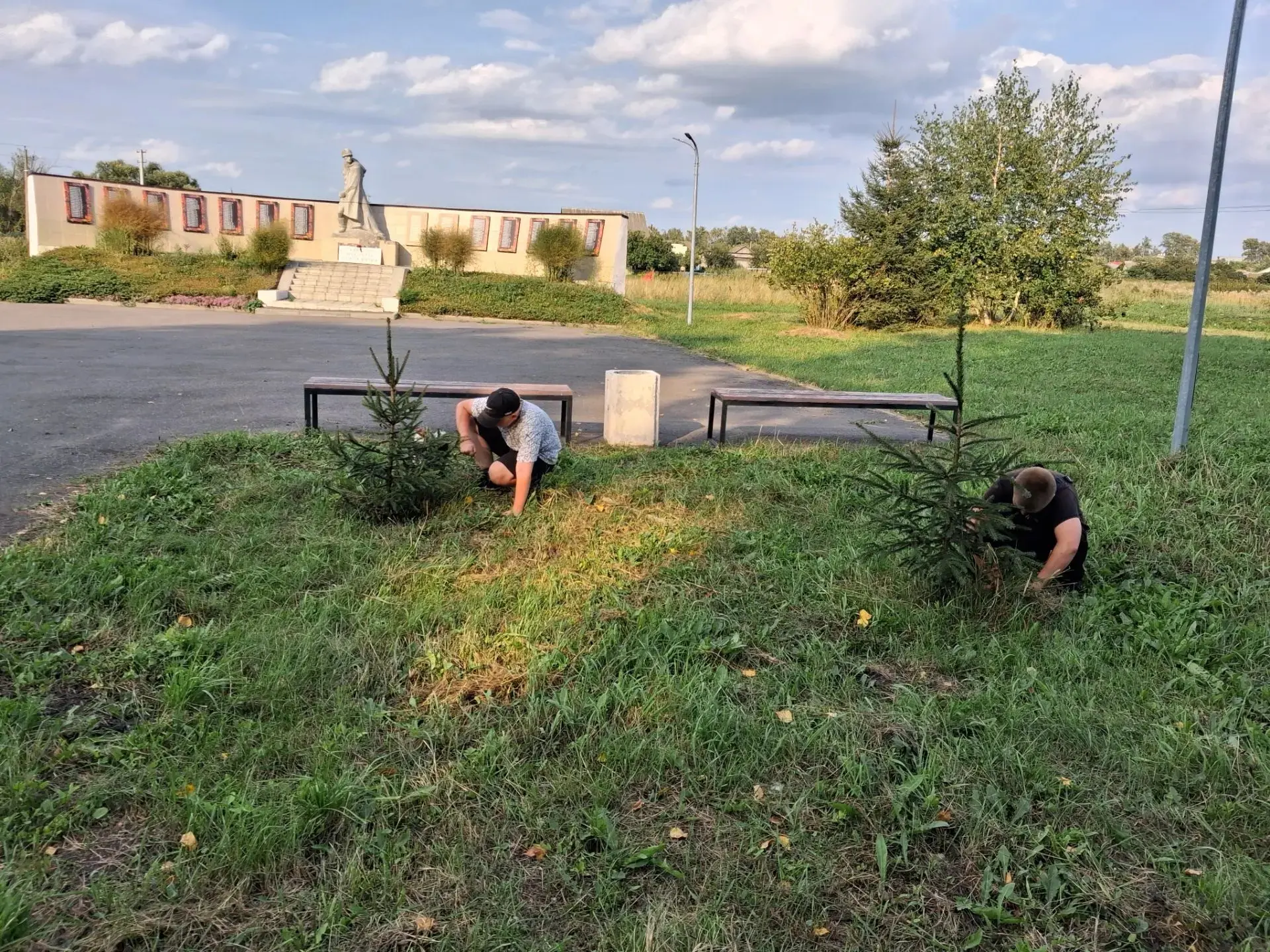 С 17 по 21 августа  обучающиеся 6 - 9 классов работали на пришкольной территории. Они в...