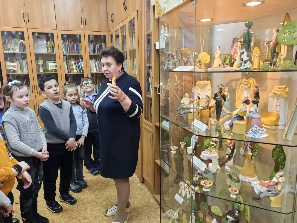 ✨ Путешествие в мир искусства: школьники посетили библиотеку ✨  Недавно учащиеся нашей школы побывал
