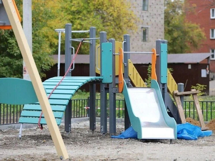 В Ленинском округе Иркутска появилась новая детская площадка.