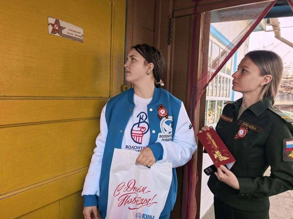 Память в каждом сердце   В преддверии Дня Победы сотрудники Центральной городской библиотеки, волонт