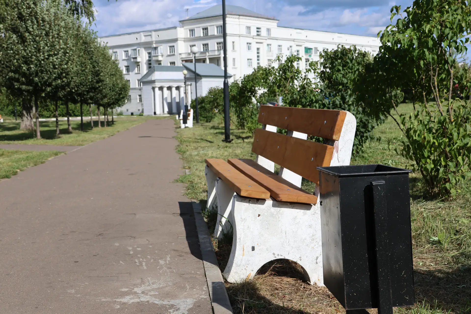Хотели как лучше, получилось как всегда: в Заводском районе вандалы разгромили урны и л...