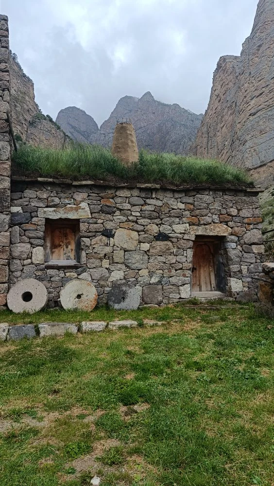 Старинные сакли (дома) в Чегемском ущелье
