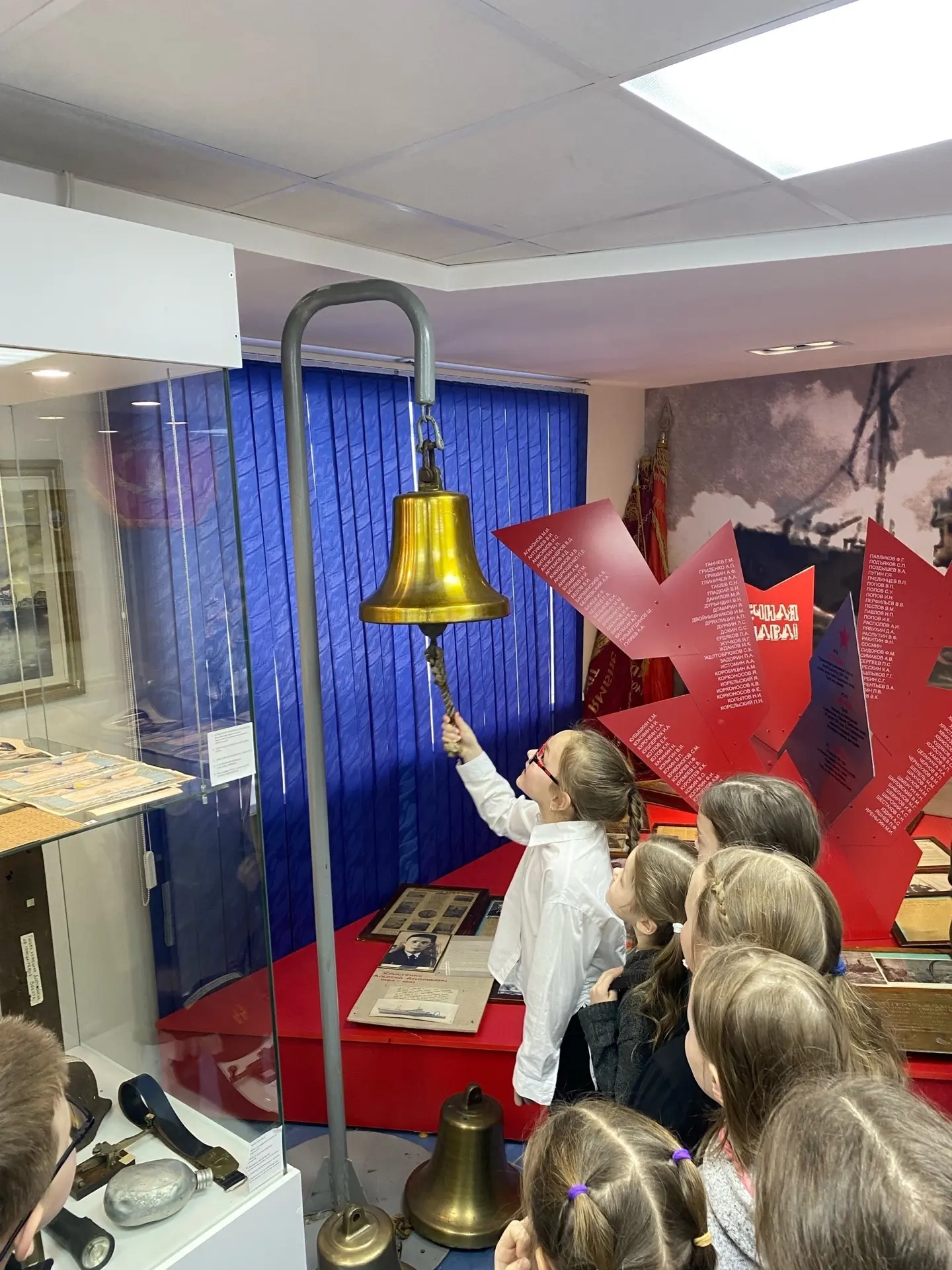 🚢 Увлекательное путешествие в историю флота: 1 «В» посетил музей АТФ! 🗺️  Ученики 1 «В» класса побыв