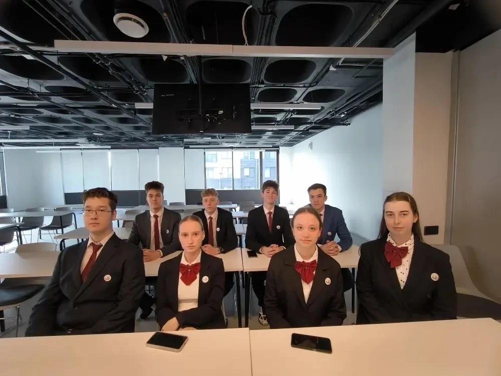 🏙️ Сегодня наши одиннадцатиклассники посетили современный корпус НИУ ВШЭ и в рамках деловой игры «Уп