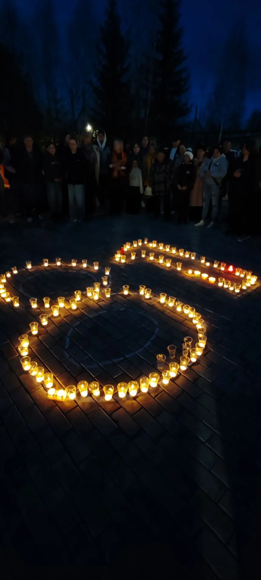 Вечером 9 мая в поселке Чульман прошла акция "Свеча памяти", объединив тех, кто чтит по...