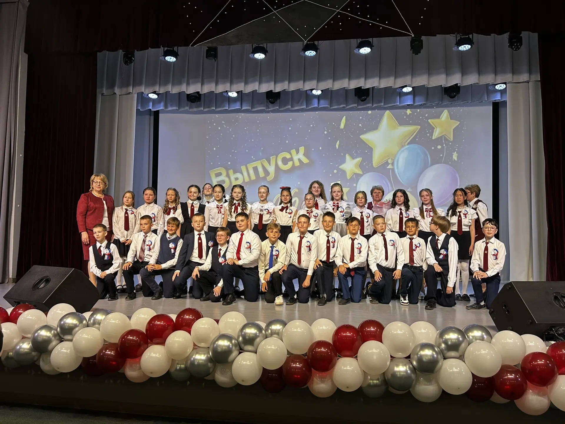 💫 В добрый путь, четвероклассники! В нашей школе прошёл торжественный праздник «Прощай, начальная шк