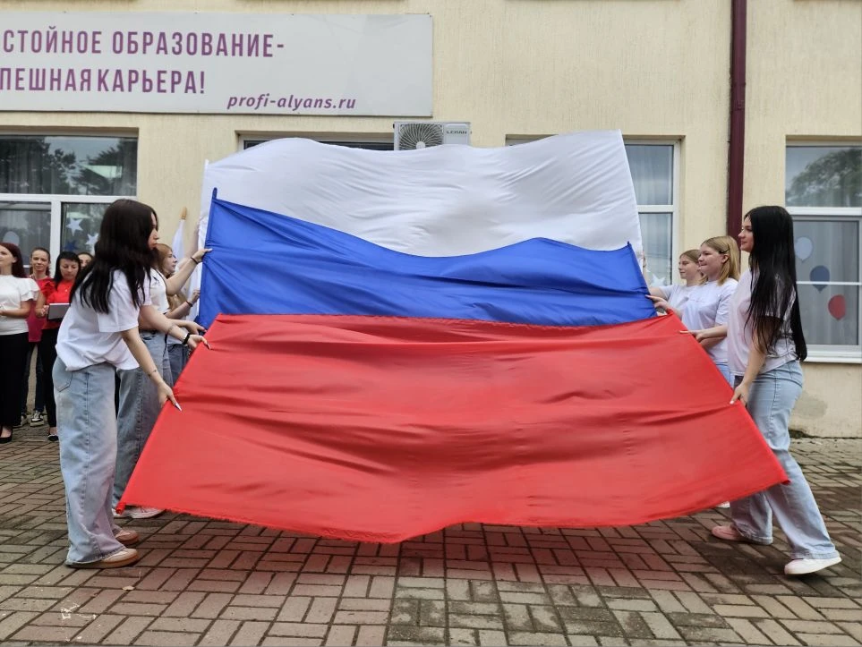 🇷🇺 Сегодня в АТПА прошла торжественная линейка, посвящённая Дню России! 

Этот день объединил нас 