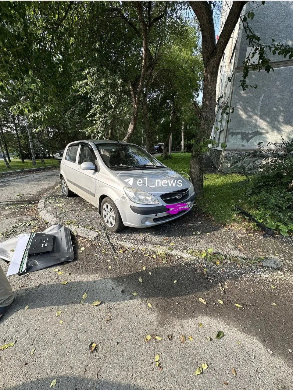 Машину екатеринбурженки закидали вещами из окон многоэтажки. Среди них: телевизор, роут...