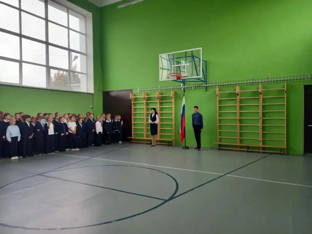 🇷🇺 Новая учебная неделя в нашей школе началась с выноса Государственного флага РФ, ис...