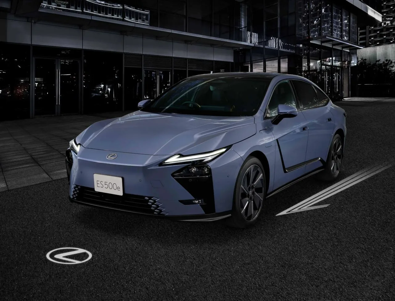 🚗Lexus ES получил одну из самых СТРАННЫХ опций в истории авто — подставку для ног с дезодорантом.

