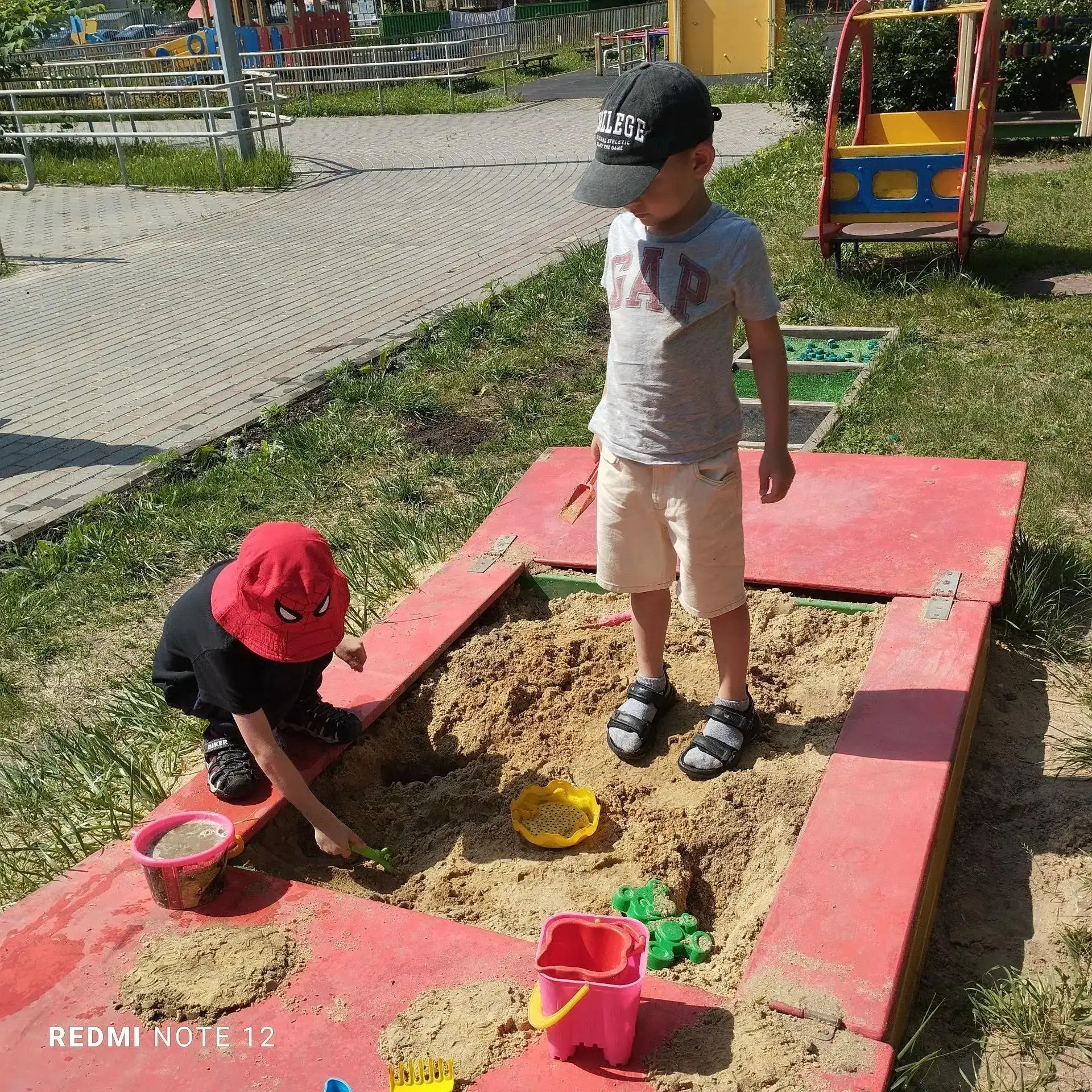 ЛЕТО - ВРЕМЯ ОТКРЫТИЙ🌞

В нашем детском саду кипит жизнь:
✅в песочнице — стройки и раскопки сокрови