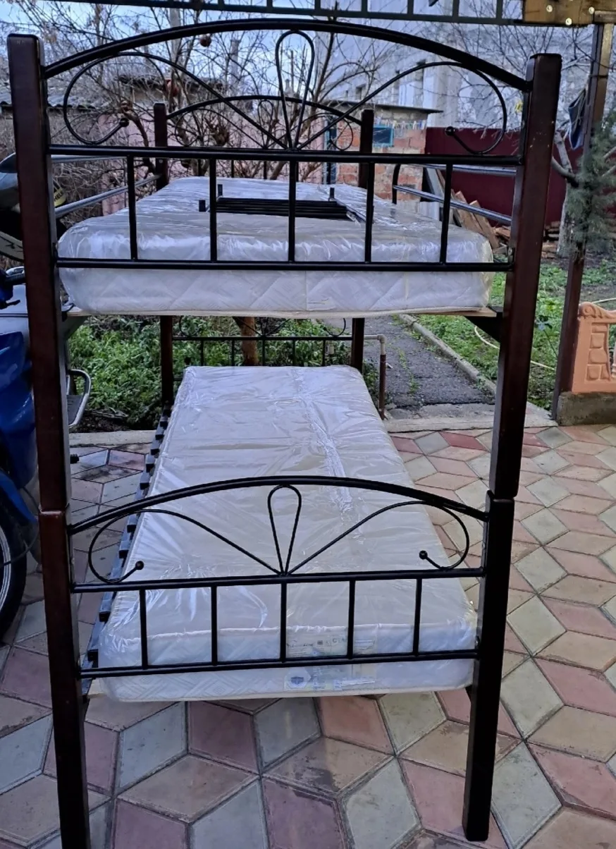 Продам кровать, без матрасов. 10 тыс. Тел +7-978-293-80-87