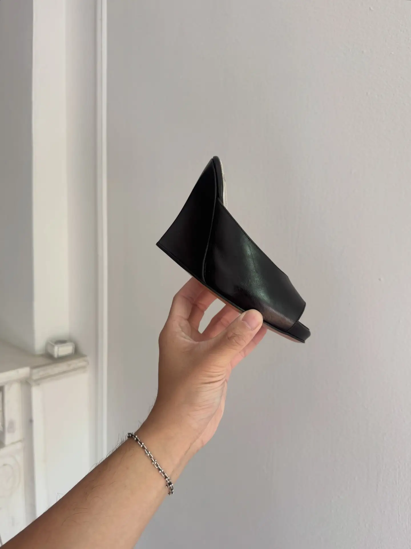 Нет, это не туфли для детей. Это «маломерные сандалии» из коллекции Maison Margiela 2009 года. Дальш