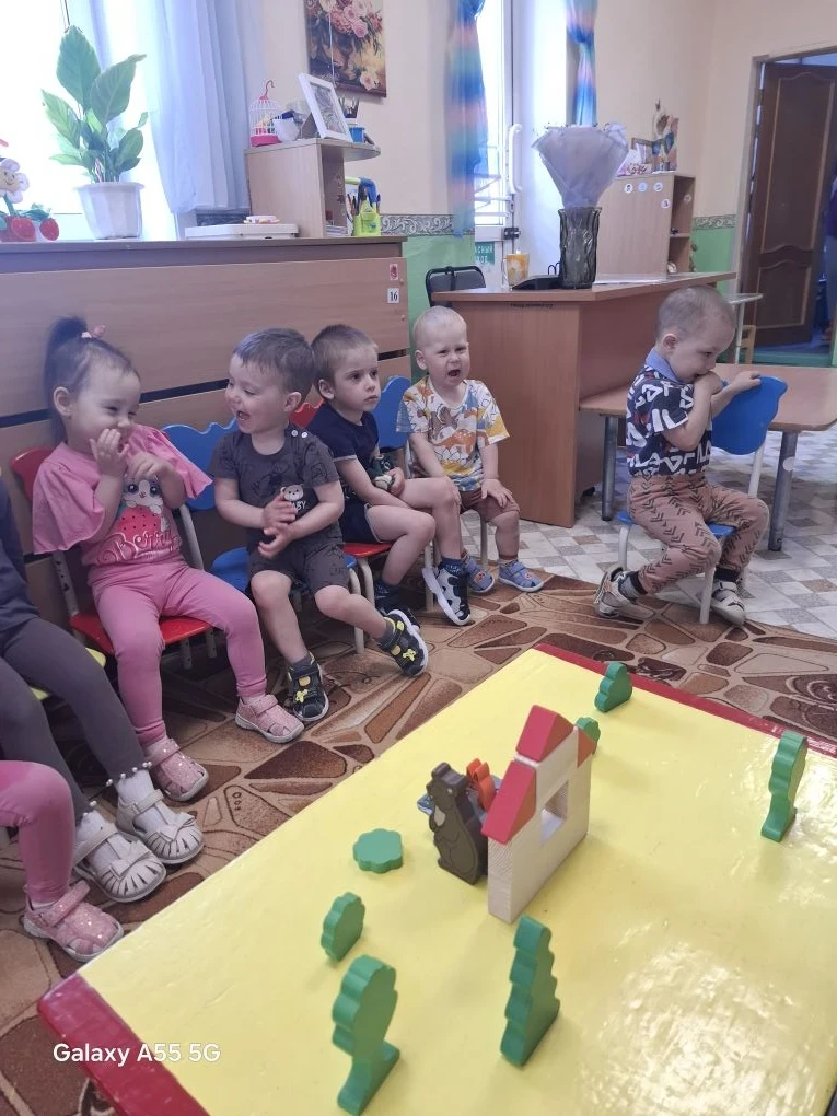В младшей группе "Колобок" воспитатель Ткаченко Ю.В. показала малышам настольный театр ...