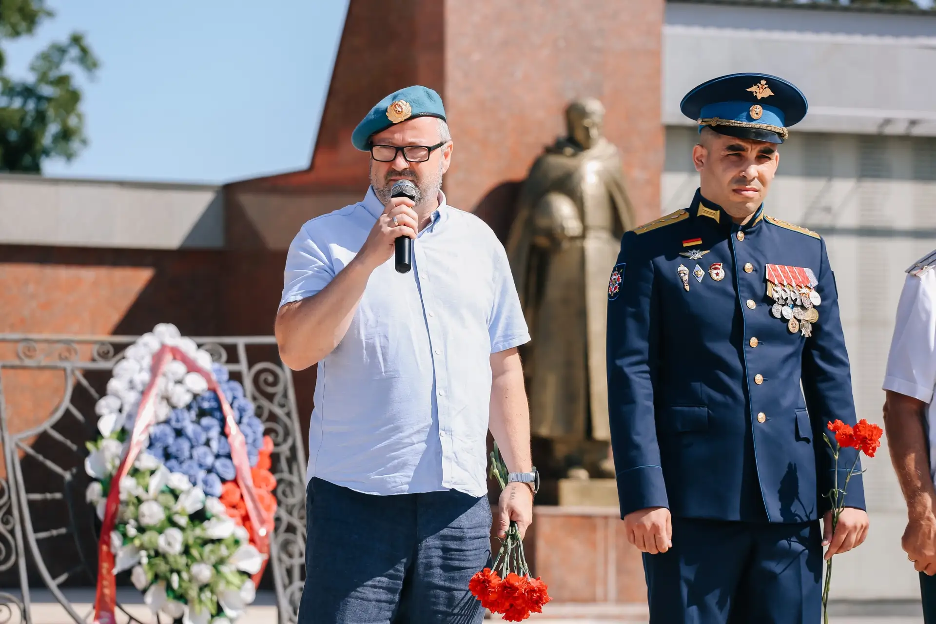 На митинг в честь ВДВ в Липецке мэр Михаил Щербаков пришёл в голубом берете