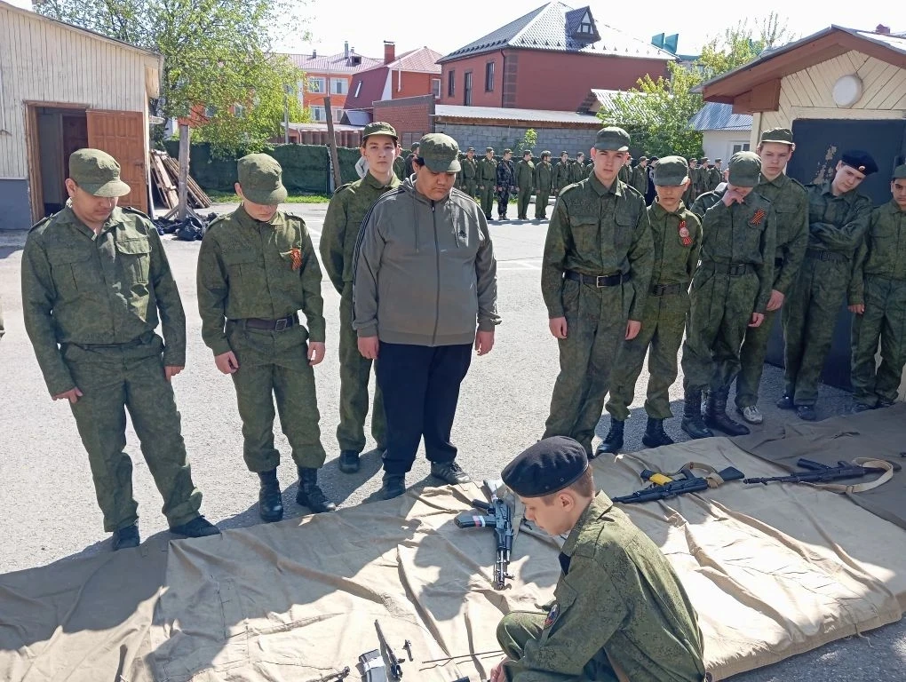 🇷🇺 8В: День учебных сборов — уже не дети, но ещё не солдаты 😅   Чему учились: 🔫 Автомат Калашникова.