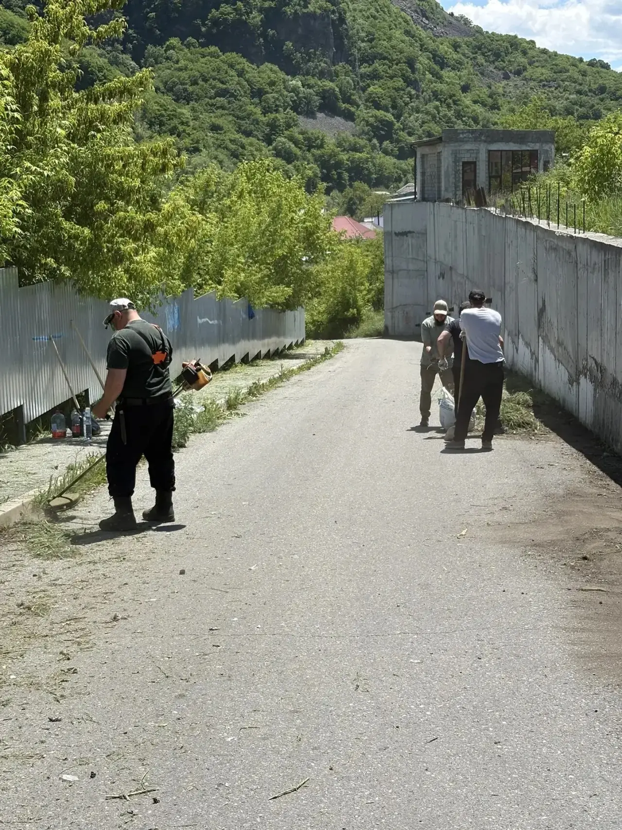 Сегодня сотрудники нашей школы приняли активное участие в масштабном субботнике в КГО.
Благодарим вс
