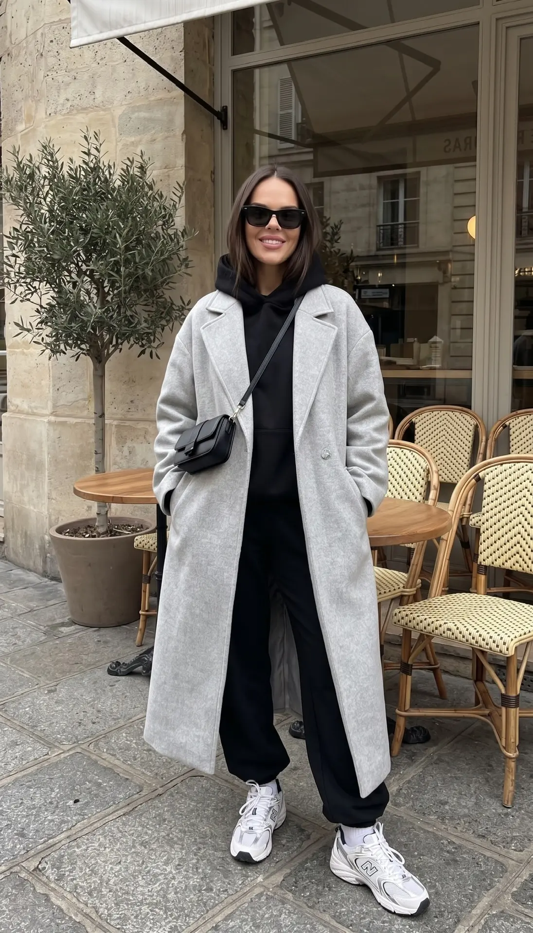 Фотореалистичная casual street-style фотография женщины в полный рост возле уютного евр...