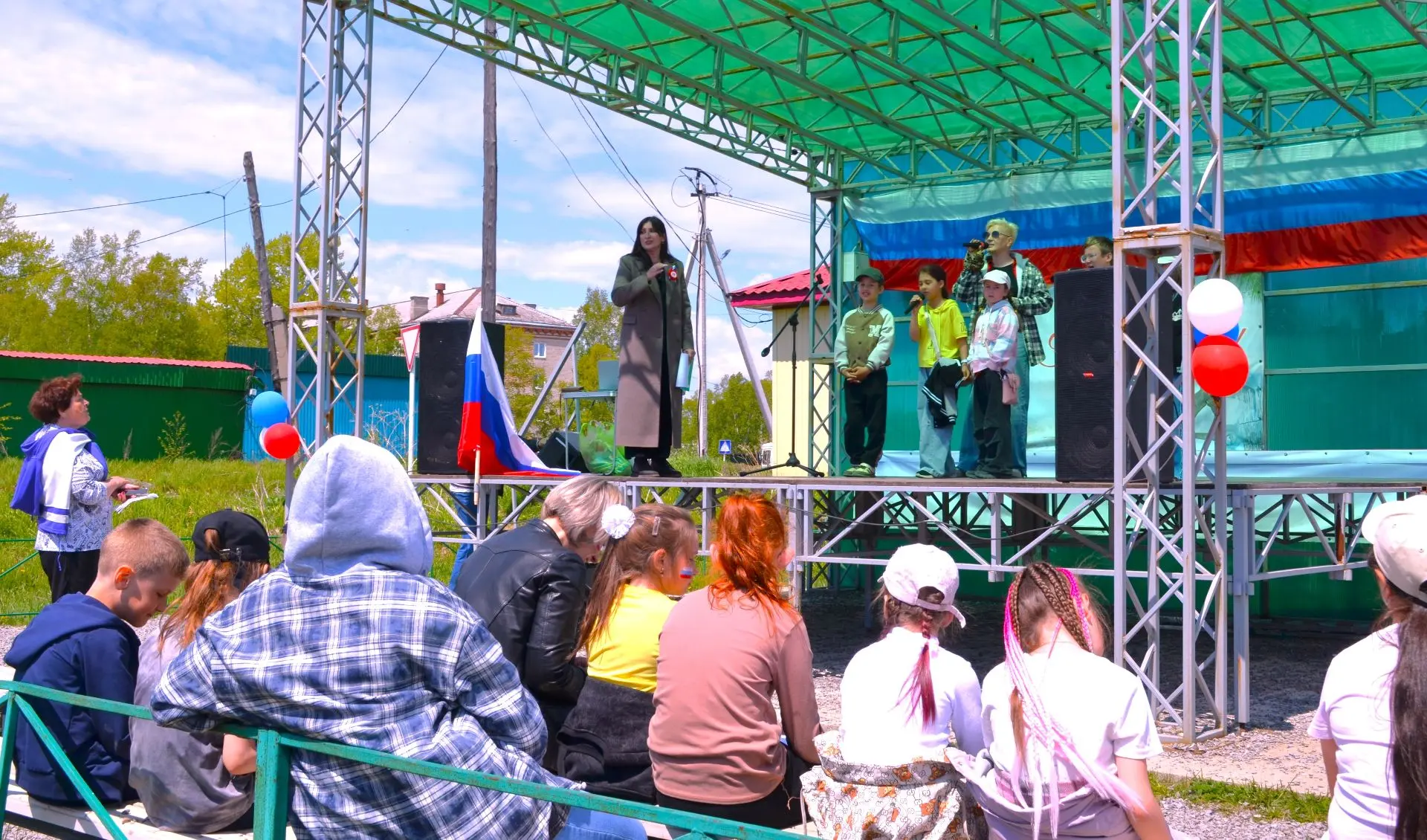 🤍💙❤️В преддверии Дня России МБУК «ЦБС» Советско-Гаванского района совместно с МБУК «Клуб» посёлка 