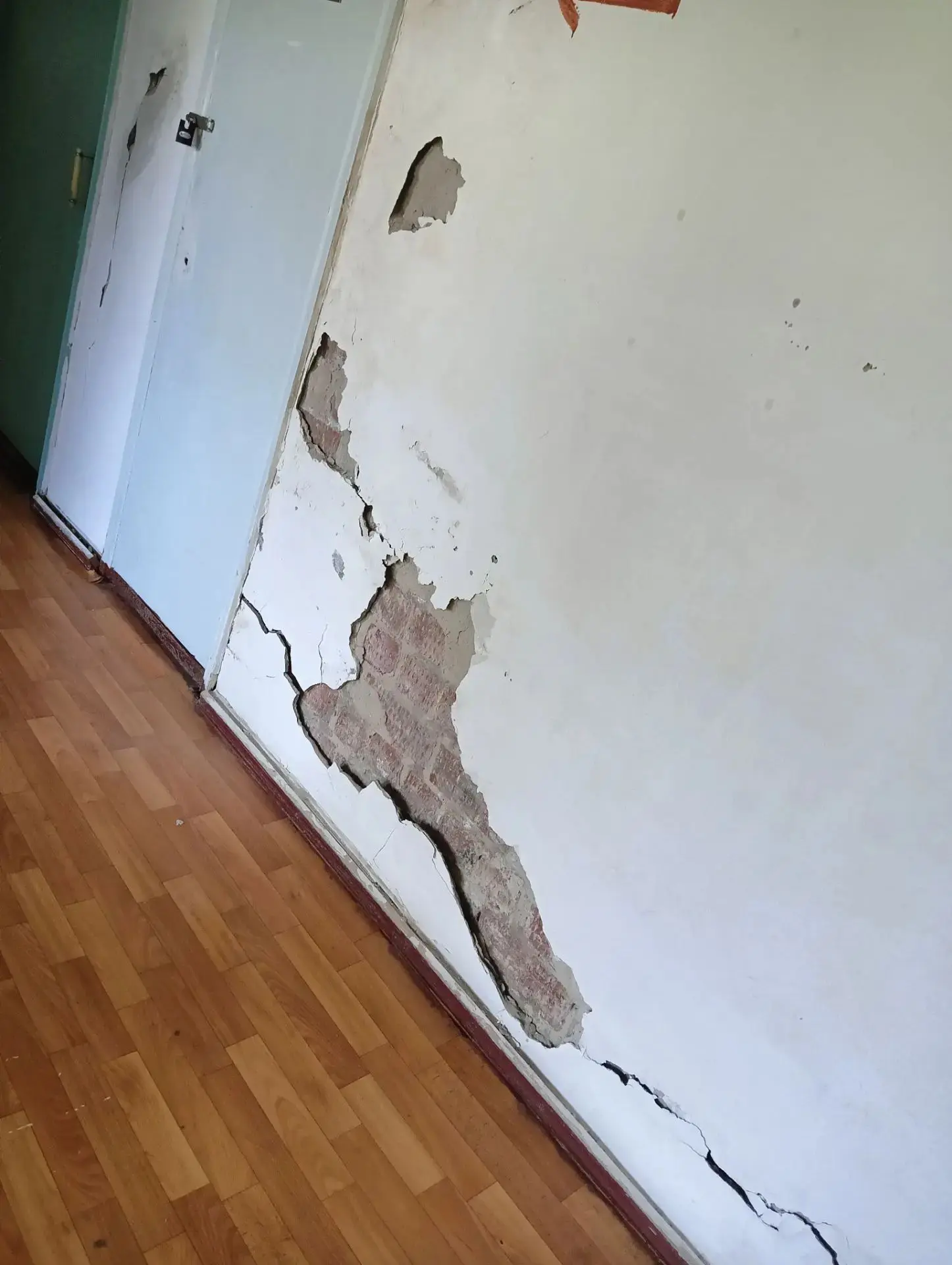 Это детское отделение а станице Копанской. Штукатурка падает на детей. Ремонта давно нет. Все кормят