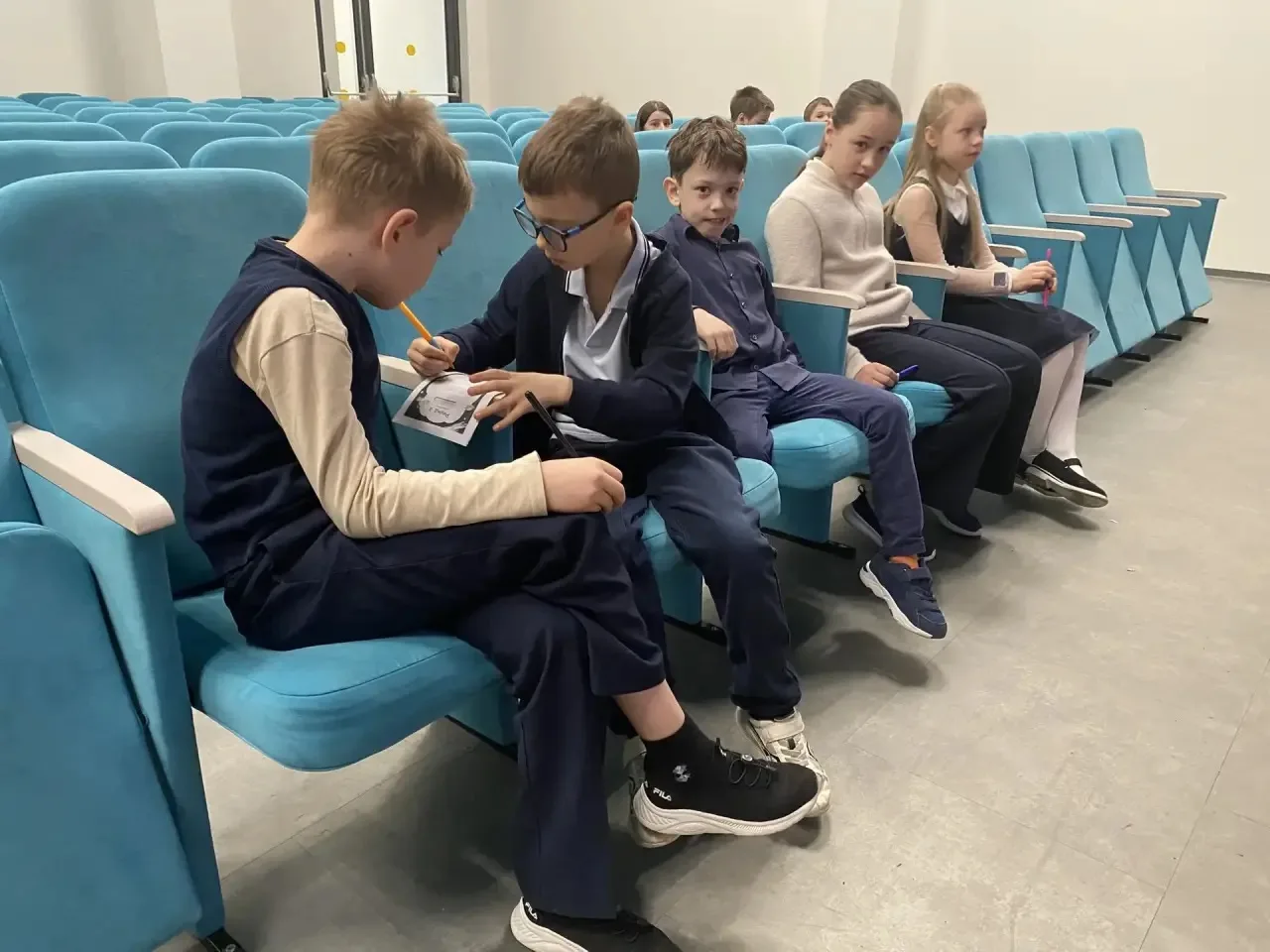 🚀 КОСМОС В ОТВЕТАХ: КВИЗ ДЛЯ 2–3 КЛАССОВ!  На этой неделе в школе снова прошёл квиз для 2–3 классов 