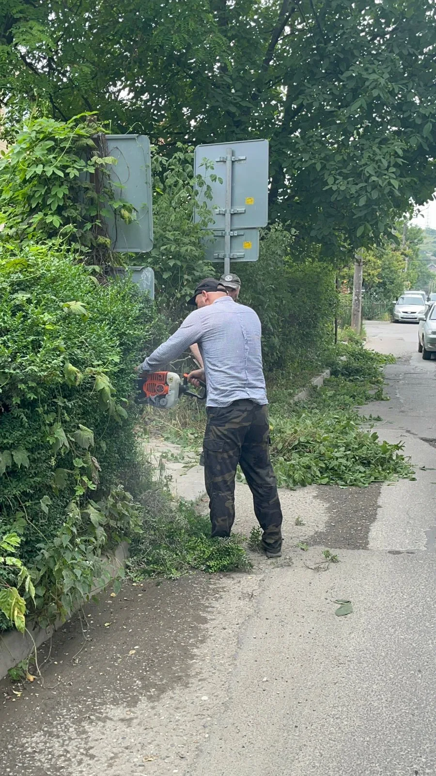 📍Специалисты МБУ
«Благоустройство» продолжают комплекс мероприятий по уходу за зелеными насаждениям