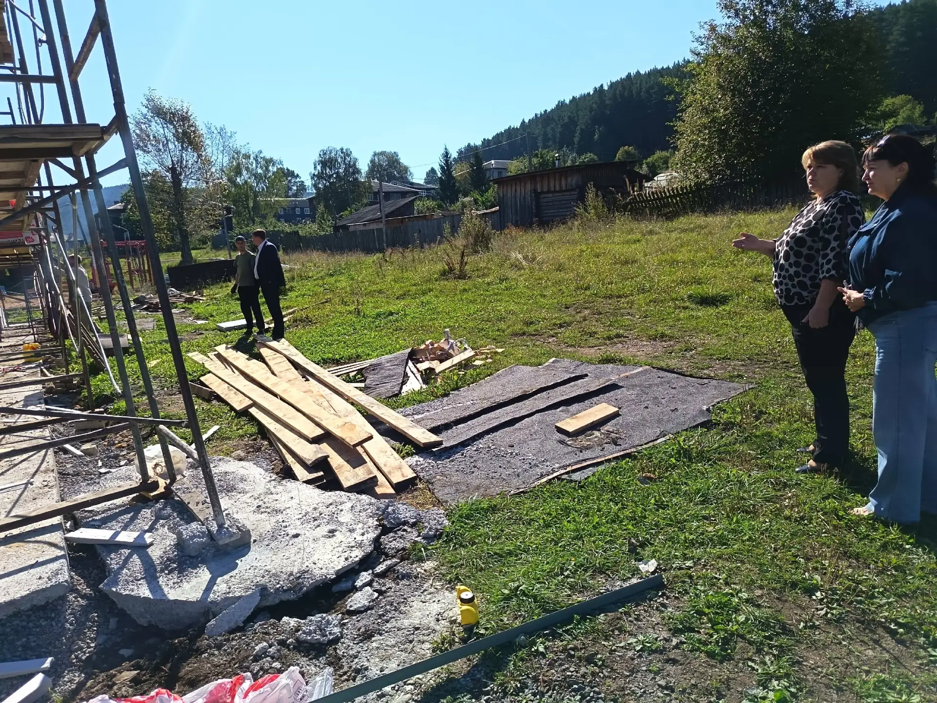Глава Усть-Катавского городского округа Сергей Харитонов совместно с первым заместителе...