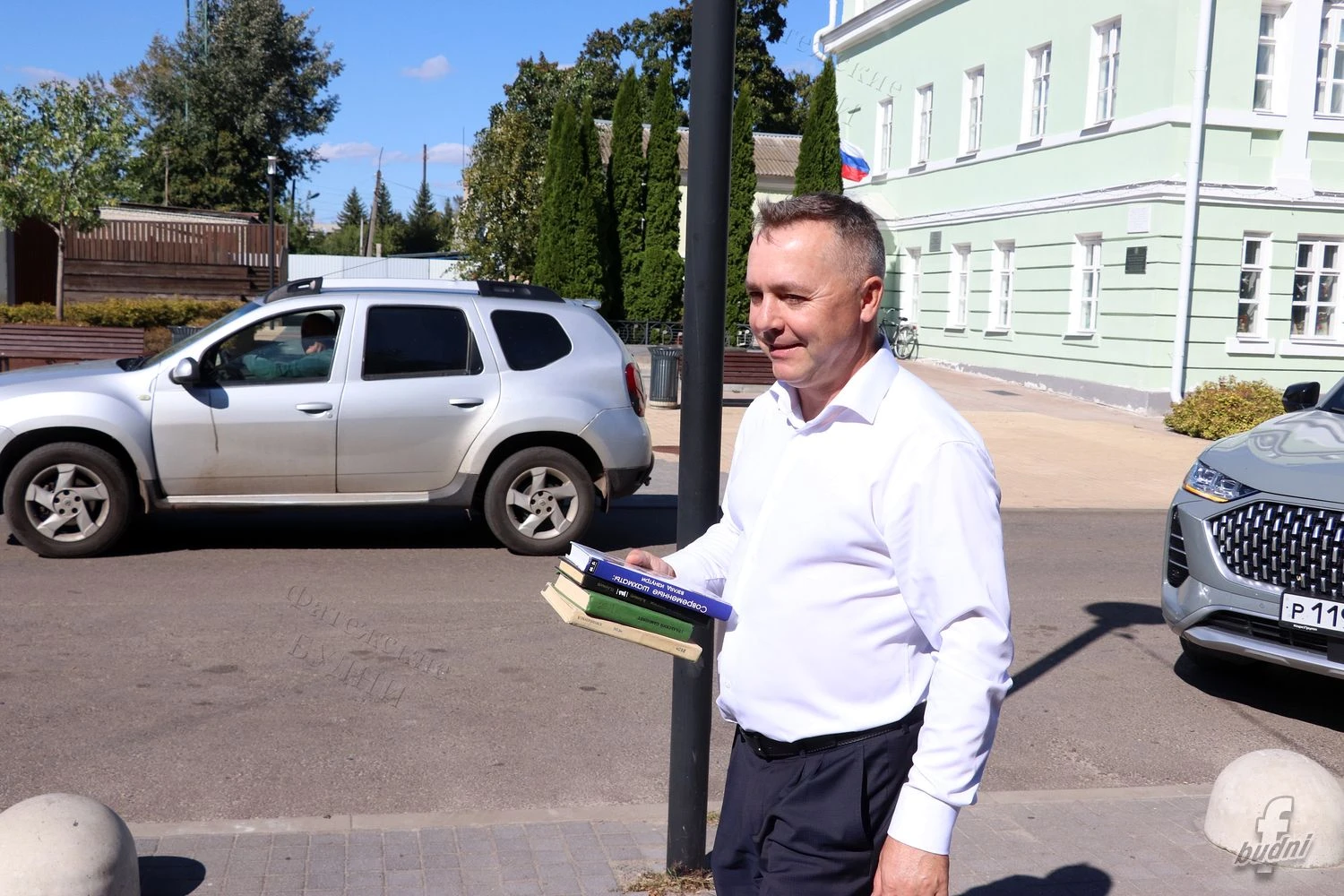 В Фатеже недавно возле городского парка реализовали специальный проект для обмена книга...