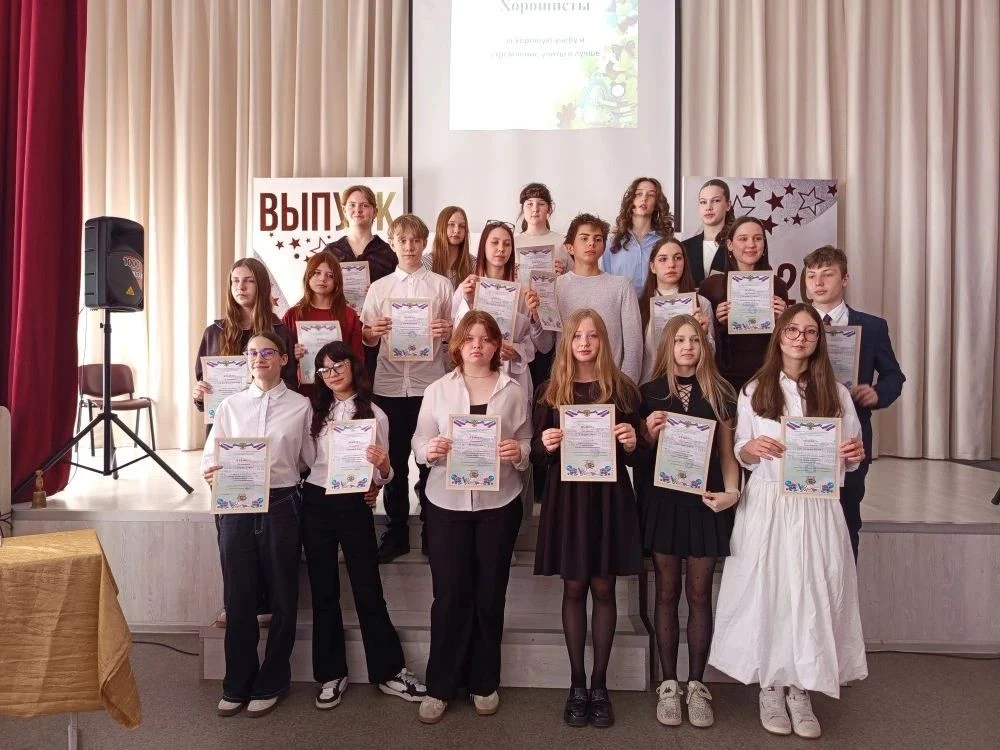 🎉🎉🎉 Торжественные линейки! ✨✨✨ По традиции в школе прошла торжественная линейка, посвящённая окончан