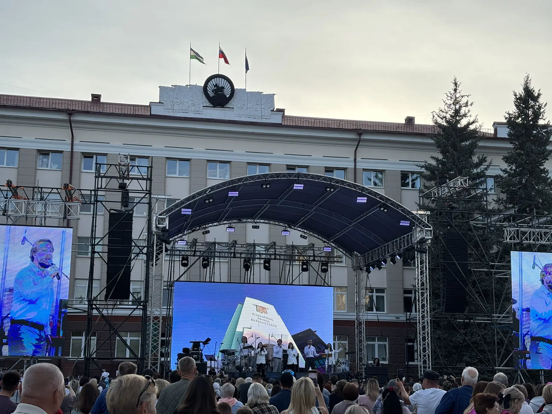 На центральной площади Октябрьского стартовал праздничный концерт 🎶 Приходите! ✨