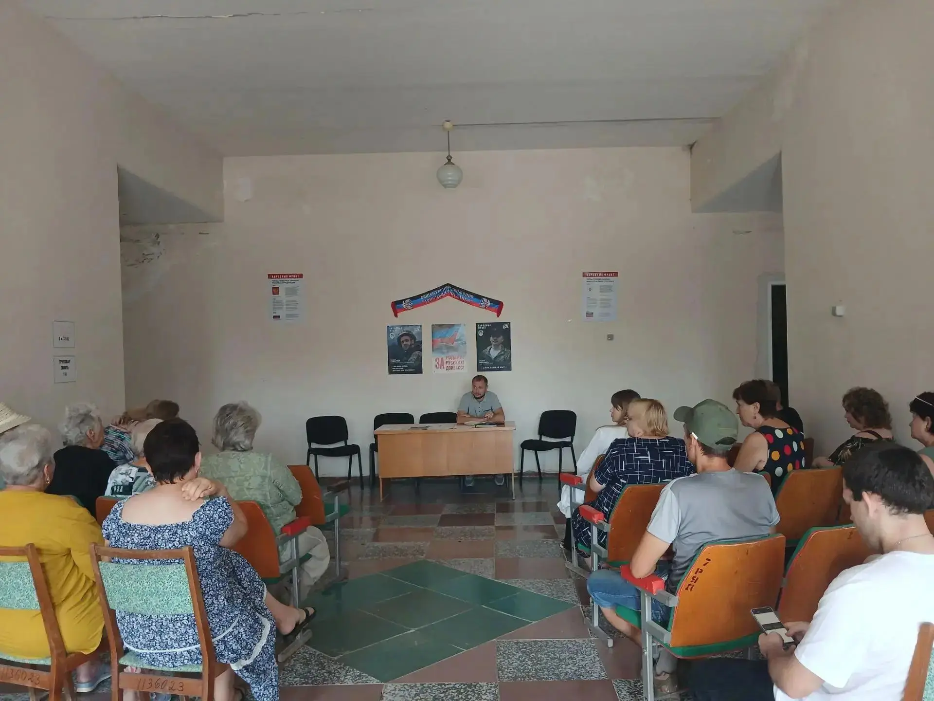 Начальник Амвросиевского территориального отдела Сергей Прищенко провёл встречу с жител...