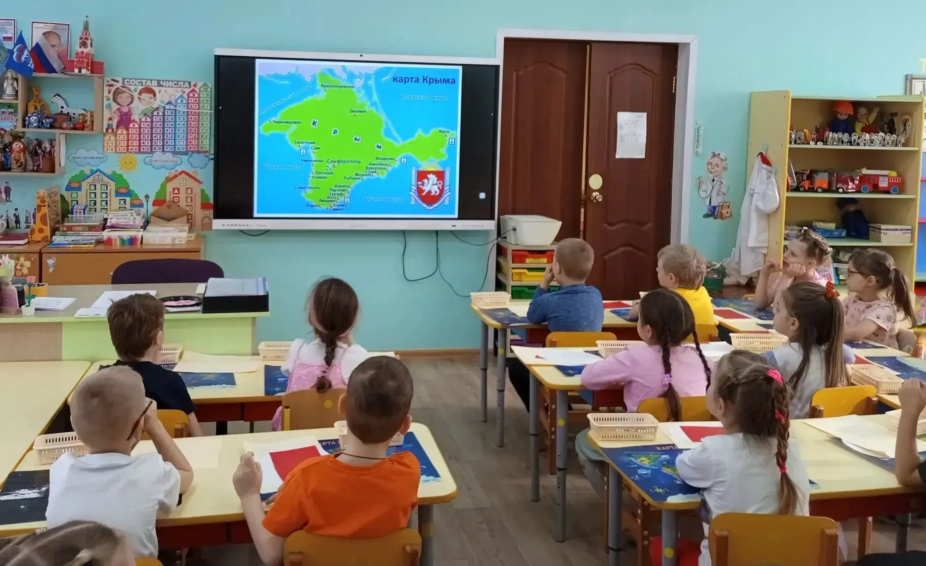 Сегодня, в День воссоединения Крыма с Россией, в подготовительной к школе группе № 6 «Семицветик» до