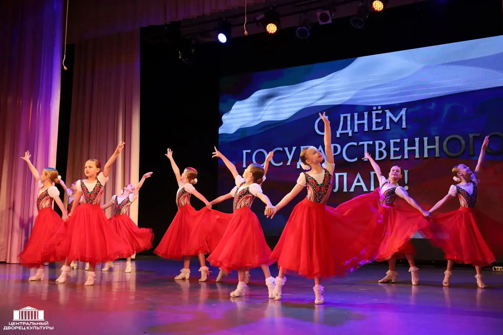 🇷🇺 Под сенью триколора: во Дворце культуры состоялся концерт «Флаг моего государства»