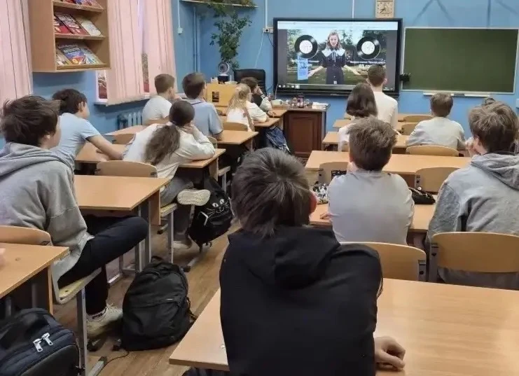 «Россия — священная наша держава, Россия — любимая наша страна. Могучая воля, великая слава — Твоё д
