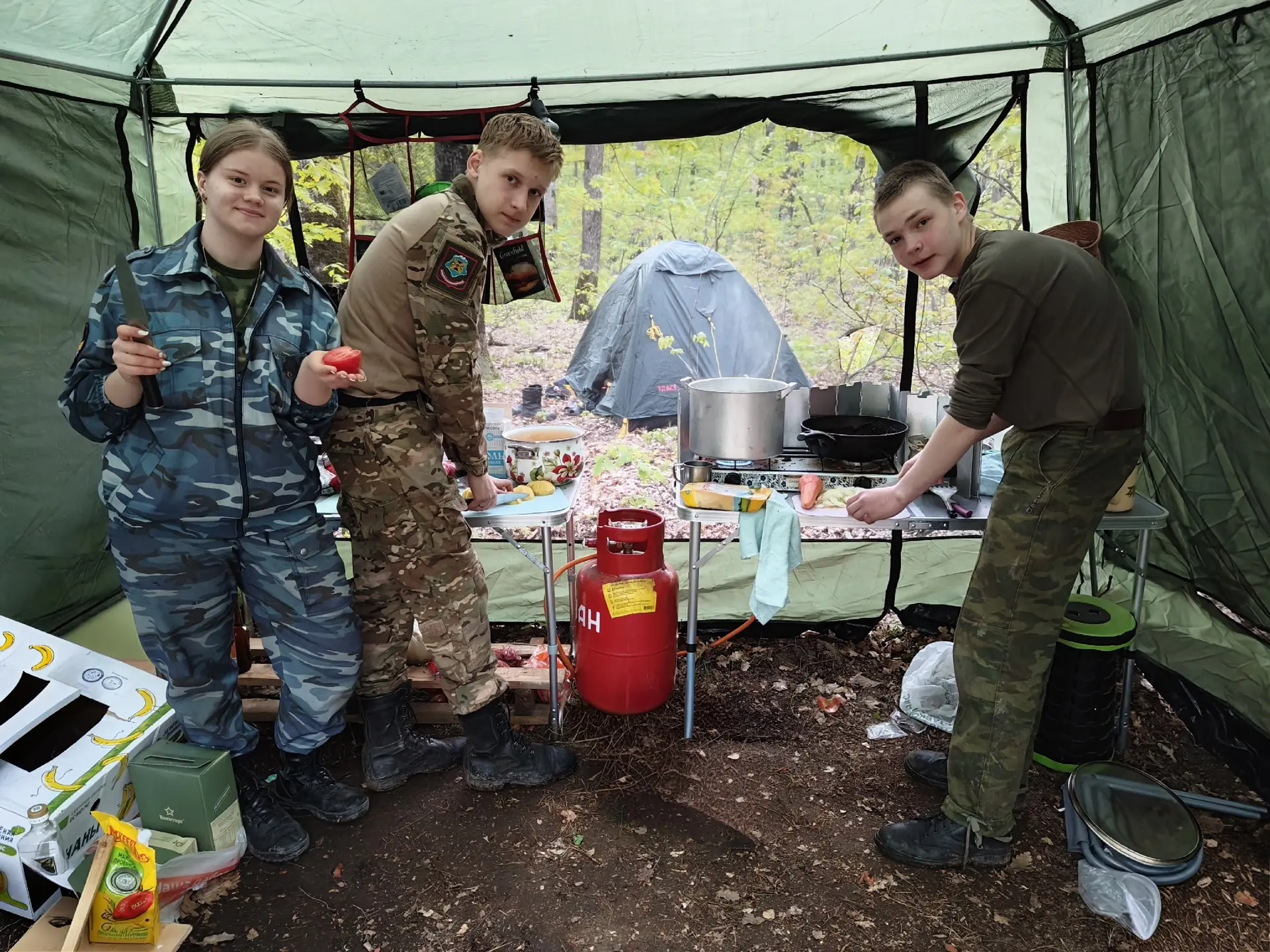 И, конечно, жаркий костёр в лагере, военные песни под гитару, вкуснейшие завтраки, обеды и ужины наш