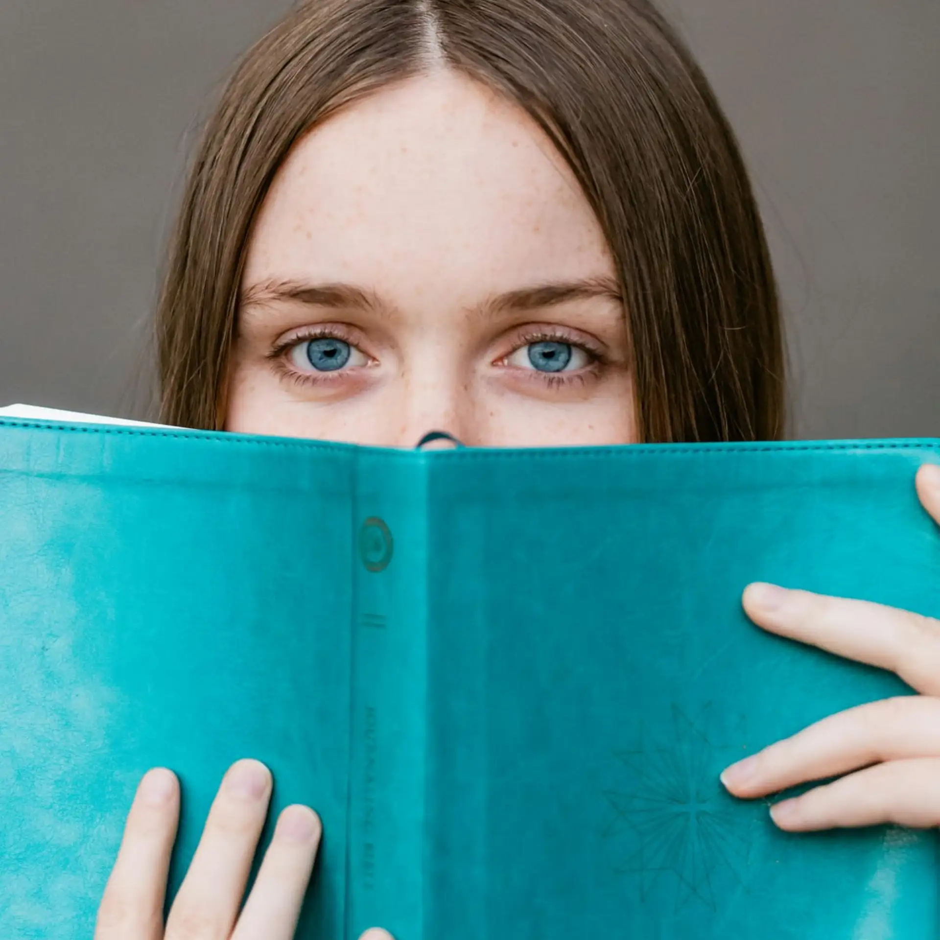 📚. Чтение книг ради удовольствия продлевает молодость мозга и спасает от стресса.