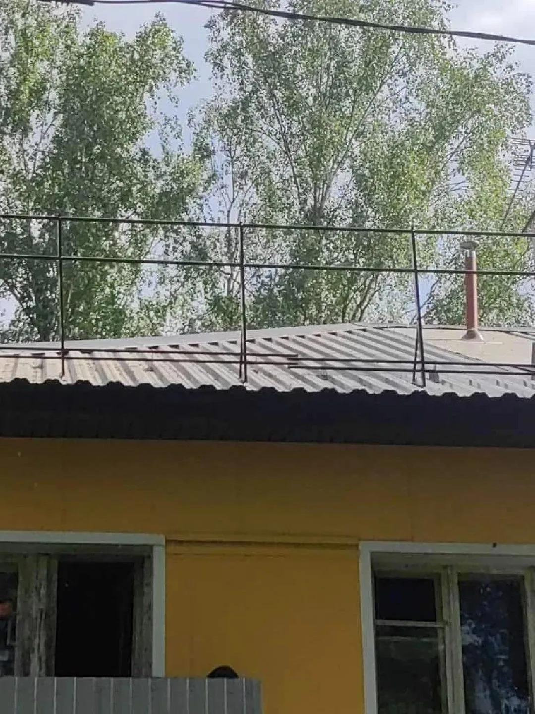 В деревне Красновидово завершили серьезный ремонт крыши в доме №8 на улице Центральной🏠