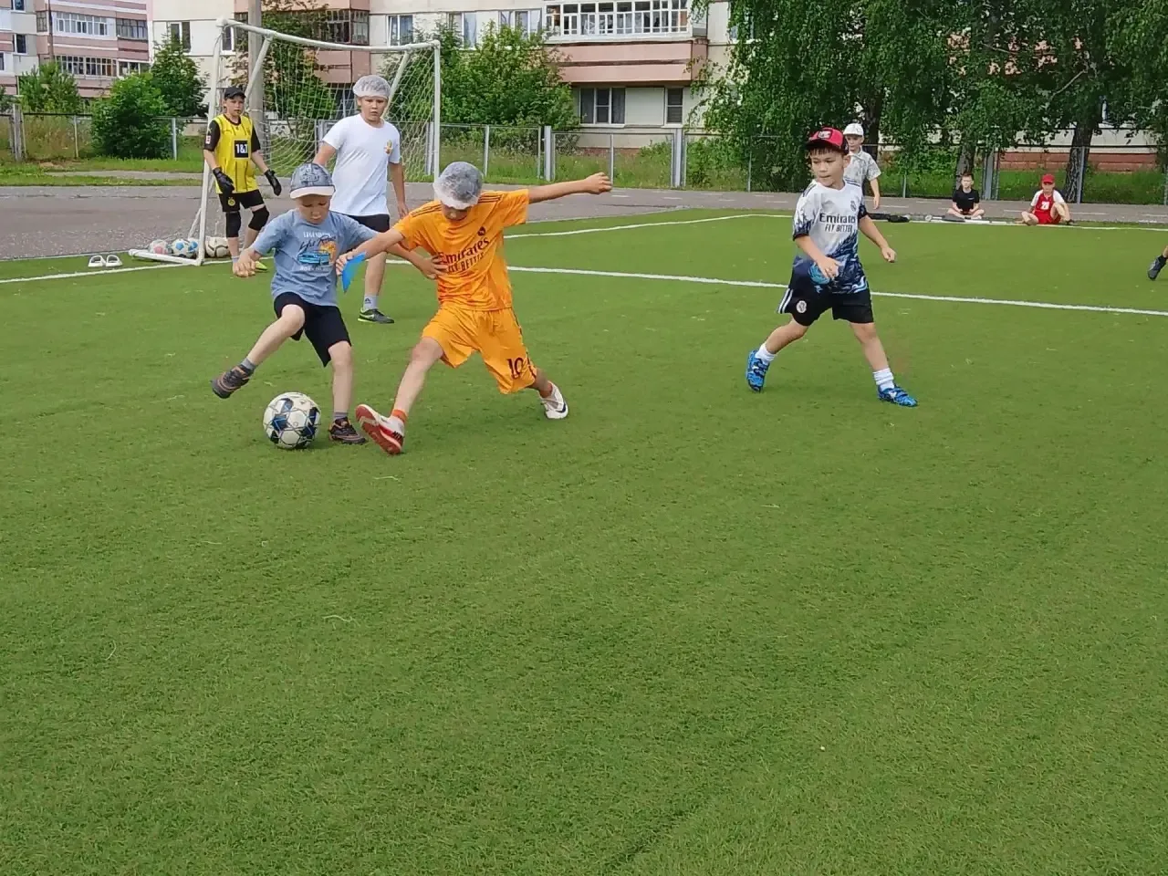 ⚽ Наш футбольный отряд — это не просто игра, это характер! 💪

На школьной площадке снова жарко — на
