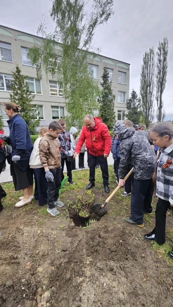 Аллея героев🇷🇺  В лицее прошло очень важное и трепетное событие. Мы открыли «Аллею героев». Высадили