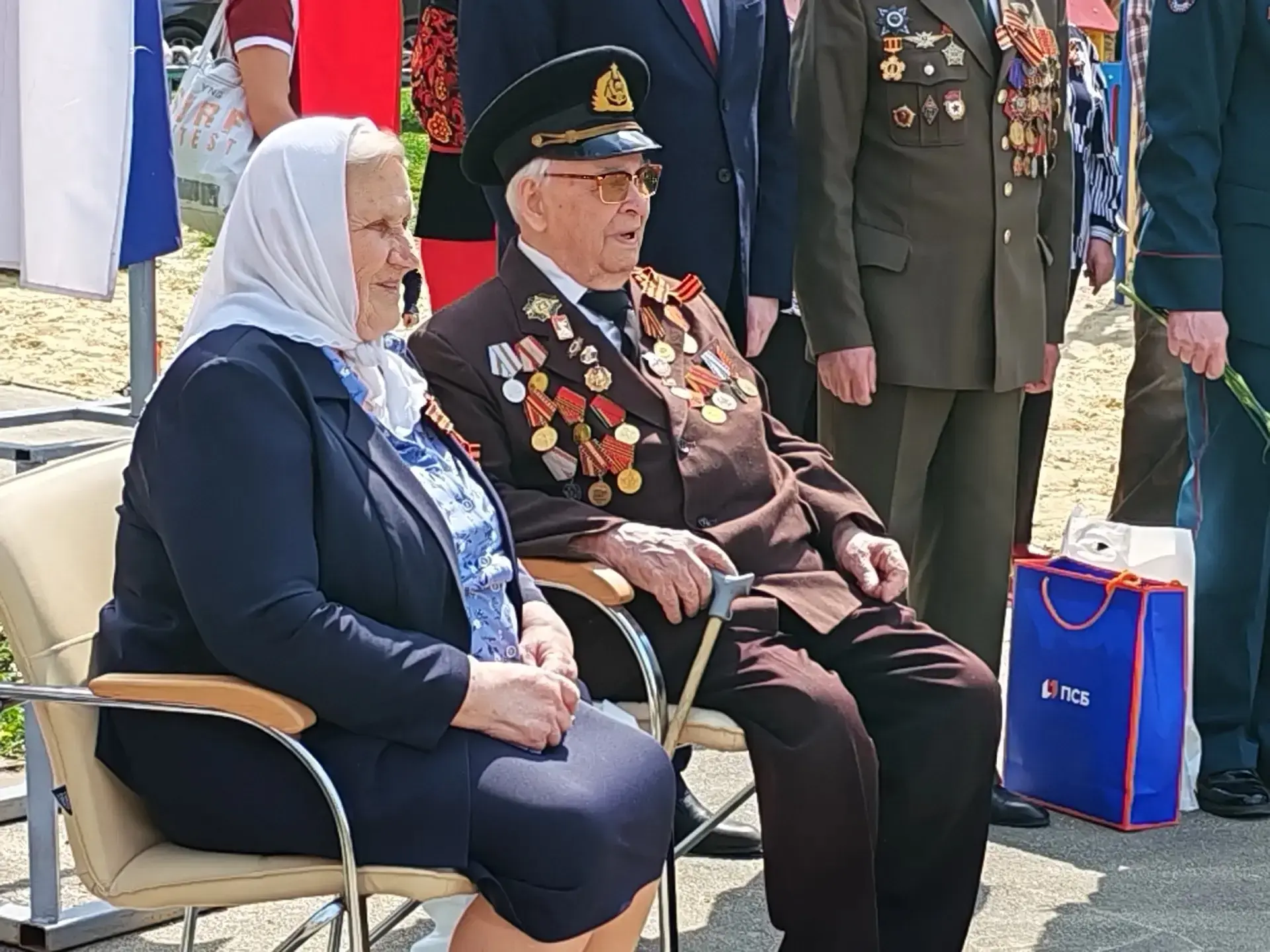 🎖9 мая ученики 3З и 3Г классов приняли участие в поздравлении с Днём Победы ветерана Великой Отечест