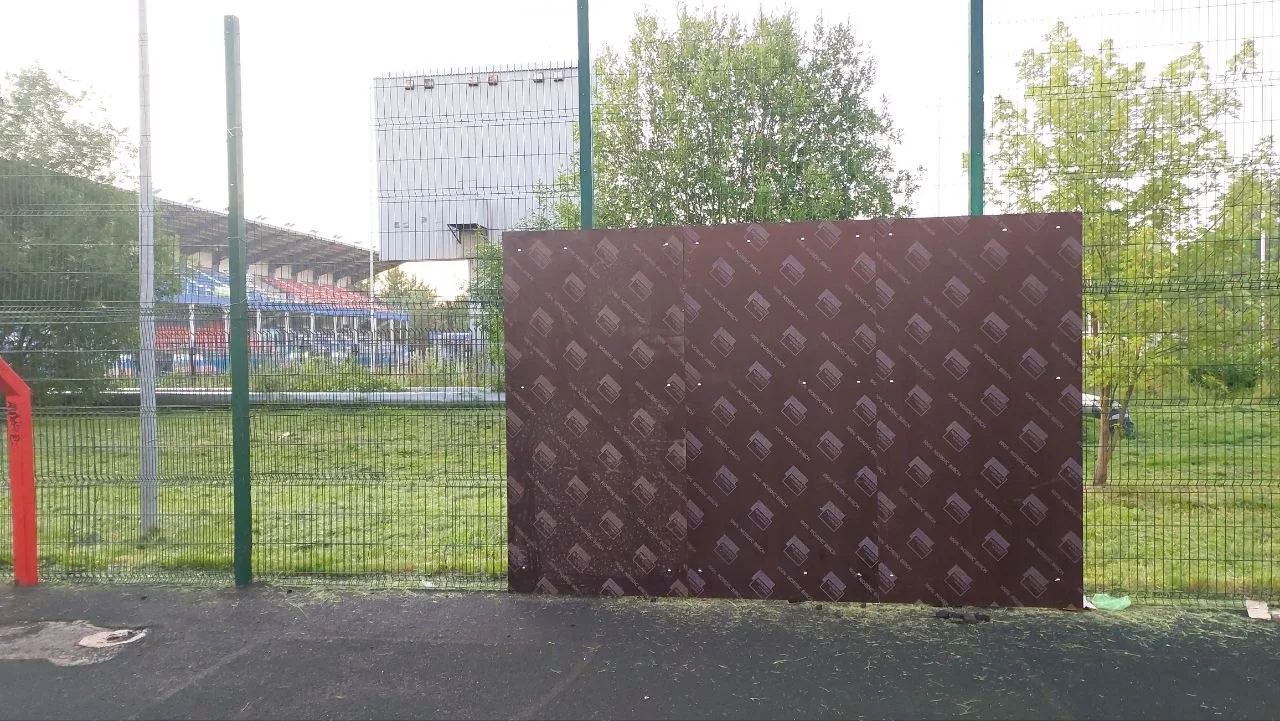 На Связистах любители большого тенниса за свой счёт установили стенку для игры.