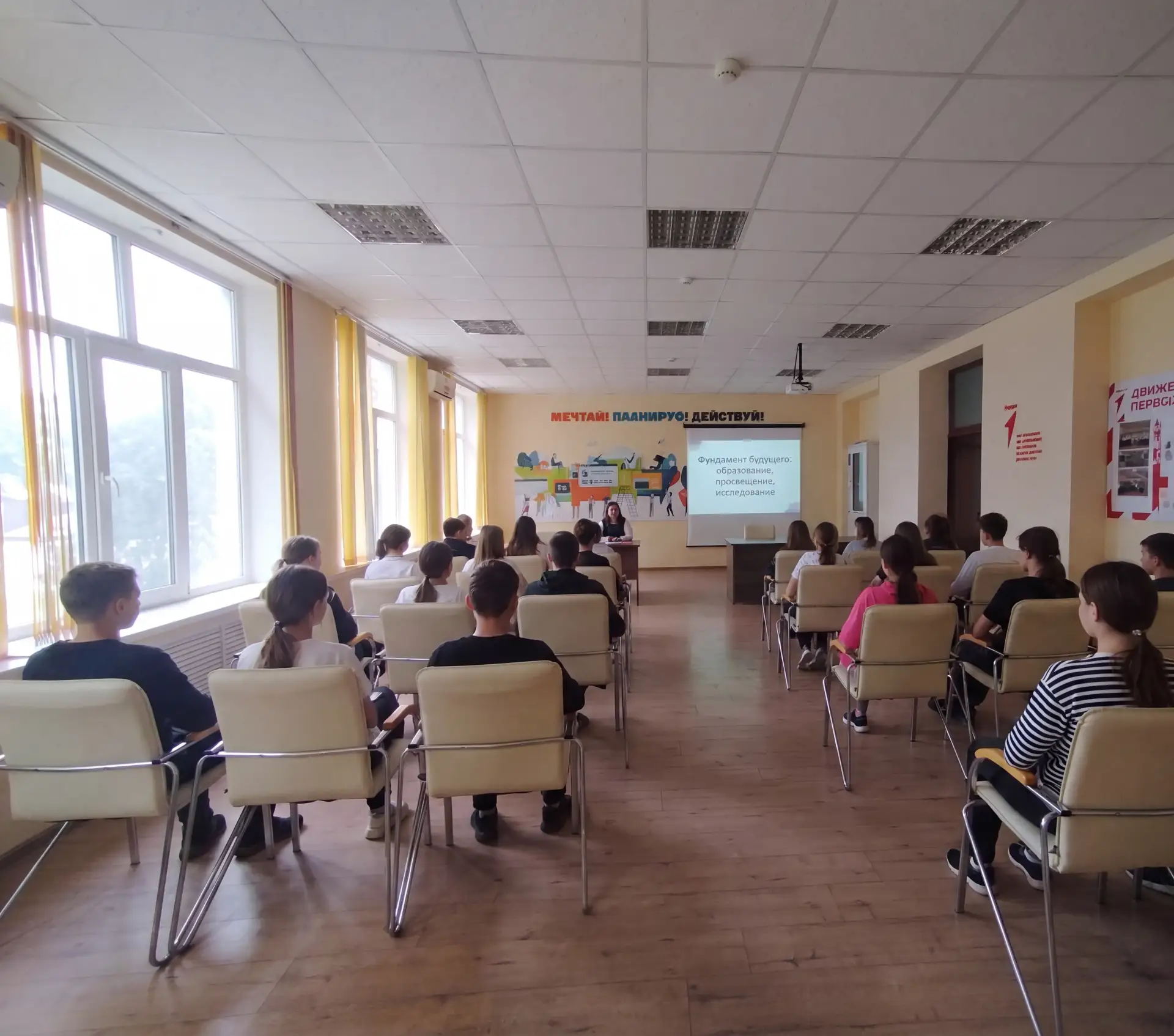 Специалисты молодежного центра Новокубанского района провели важную встречу с активной молодежью на 
