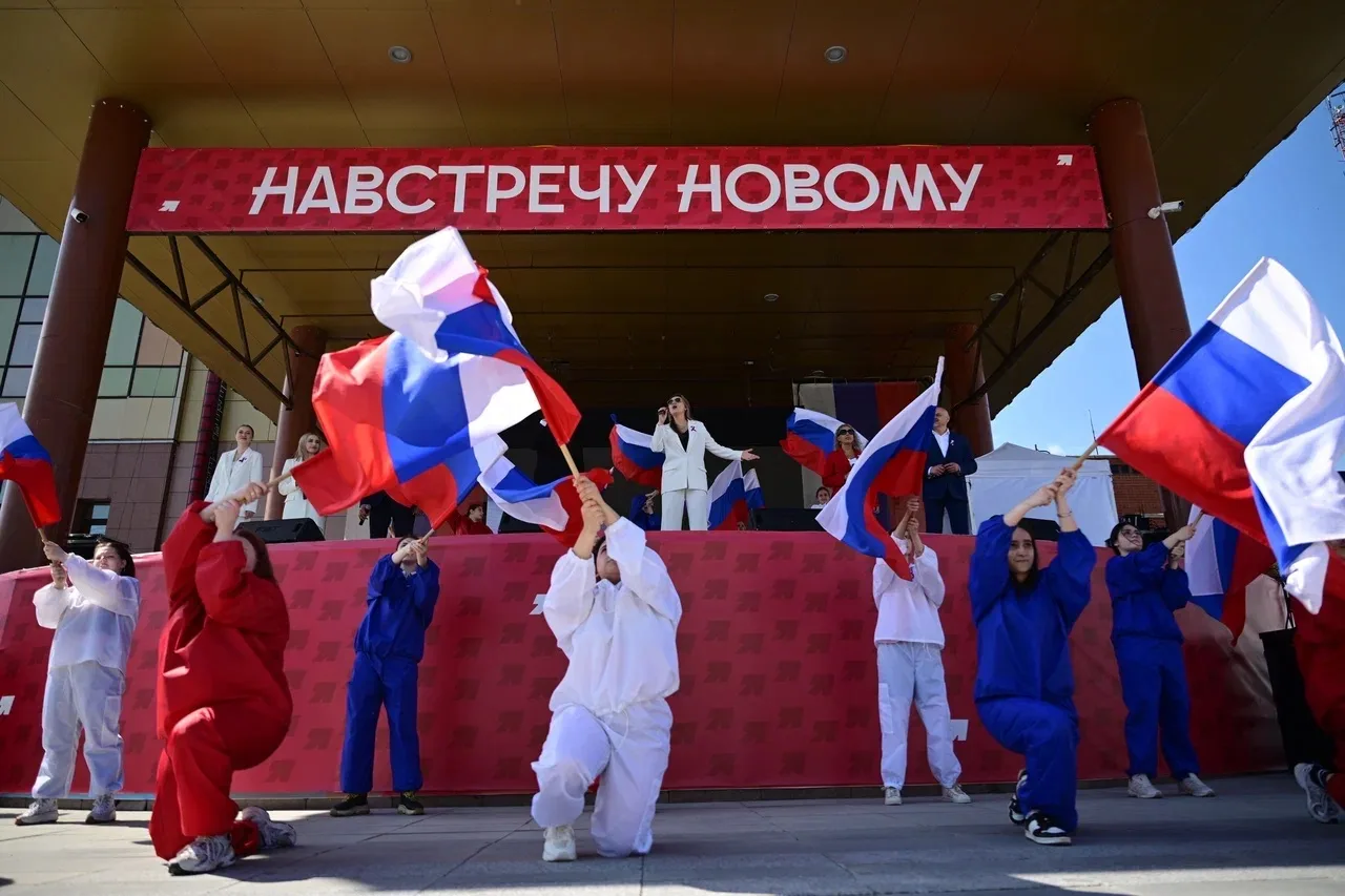 День России в Новом Уренгое

Сегодня на городской площади 10 новоуренгойцев получили свой первый док