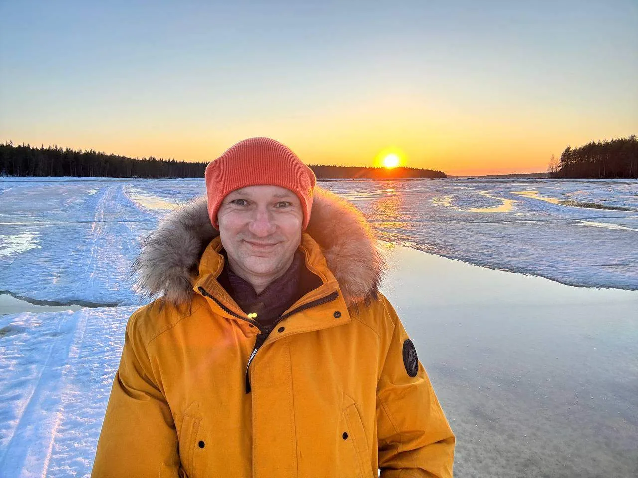 Сидишь на берегу Белого моря, в «Полярном круге». Тишина, только вода плещется. И вдруг — мимо пропл