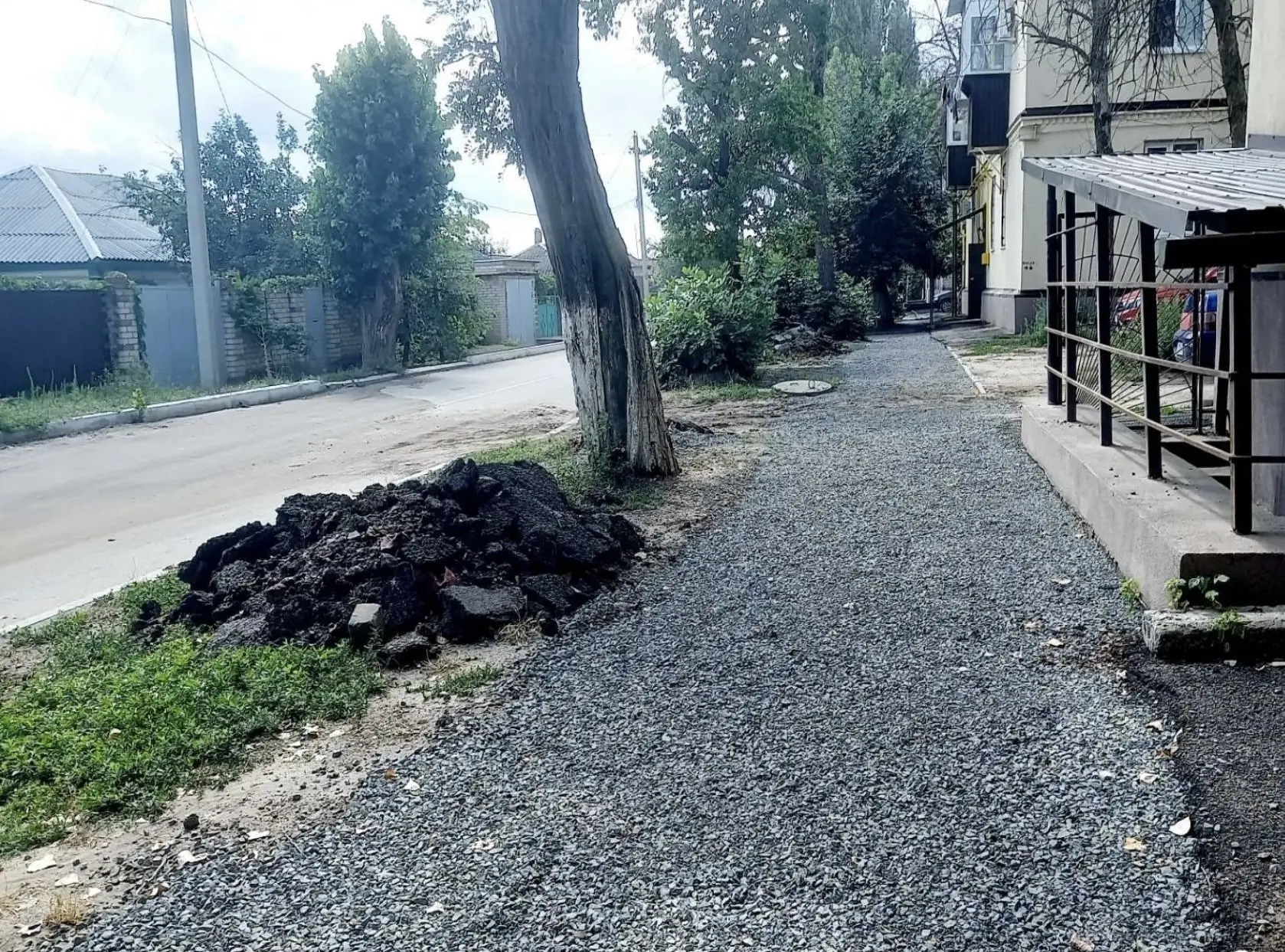 На Российской, в районе домов №№58а и 60, ремонтируют тротуар.

👉 Подпишись на Калитву
