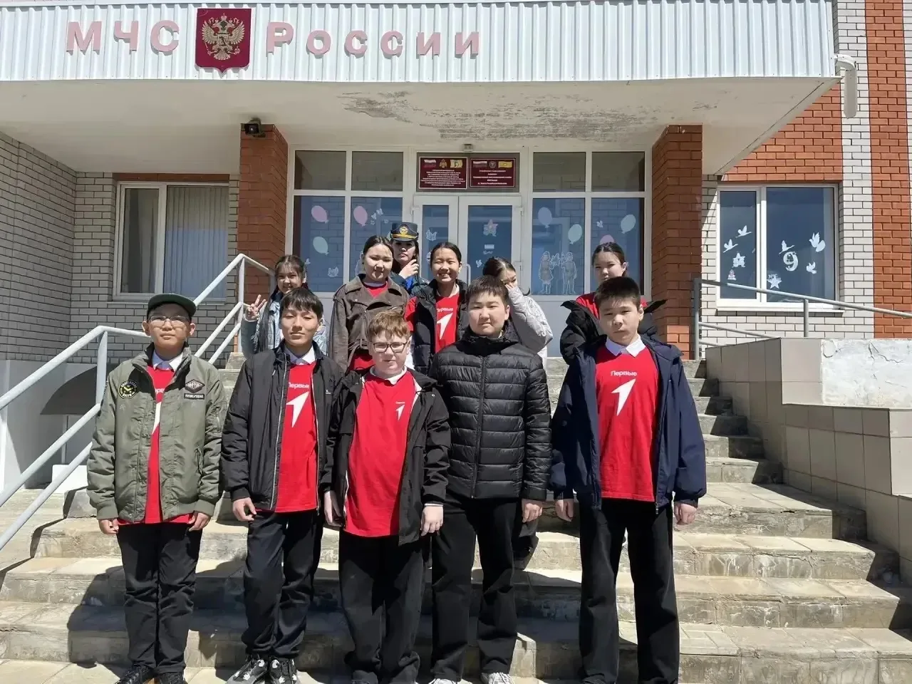 🕊️ В рамках Всероссийской акции «Окна Победы» активисты Движения Первых из 6 «в» и 6 «г» классов при